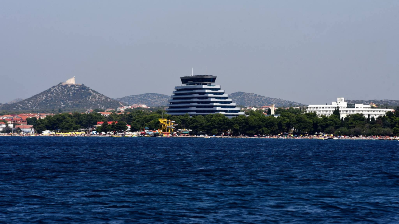 Kava s mlijekom u Vodicama skuplja nego piše u cjeniku: Iskustvo s plaže Hangar otvara pitanje naplate dodataka