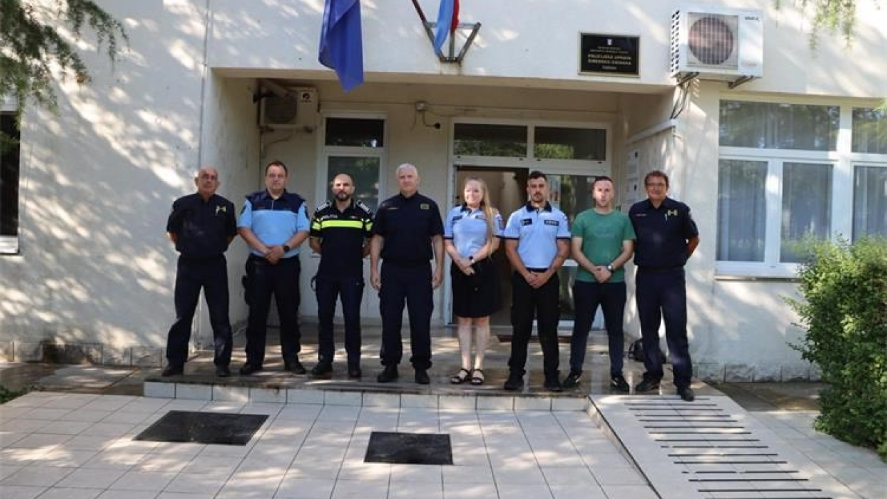 Policajci iz Češke, Makedonije i Rumunjske patroliraju šibenskim ulicama, slovenski u Vodicama