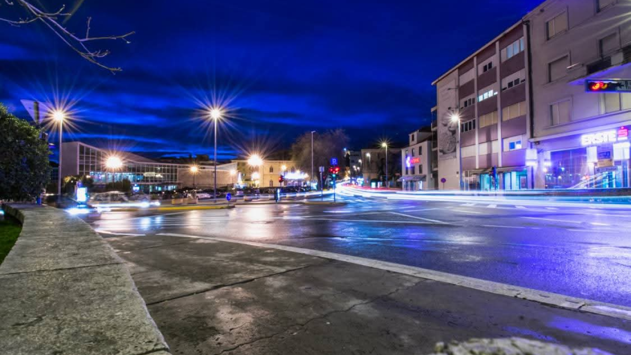 Stanje u prometu: Skliski kolnici, mogući odroni i prekidi brodskih linija zbog lošeg vremena