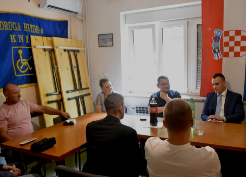 Fotografija 2 - FOTO Župan Rakić u Kninu se sastao s umirovljenicima, sportašima, poduzetnicima, prosvjetarima i zdravstvenim djelatnicima
