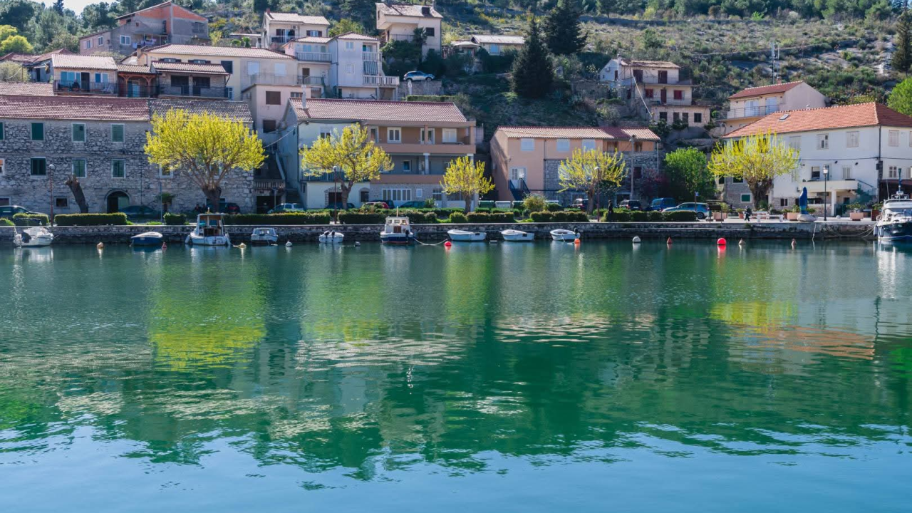 Grad Šibenik prodaje zemljišta u Zatonu – otvoren javni natječaj