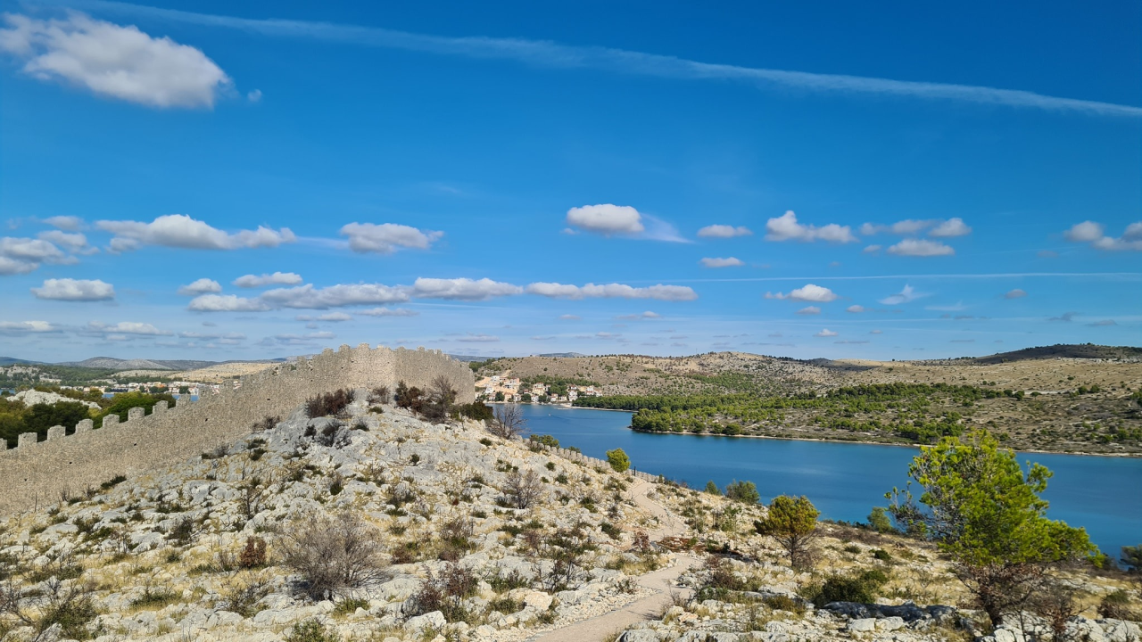 Dalmatinski 'Kineski zid': Legenda burne povijesti bedema s poluotoka Oštrica kod Grebaštice