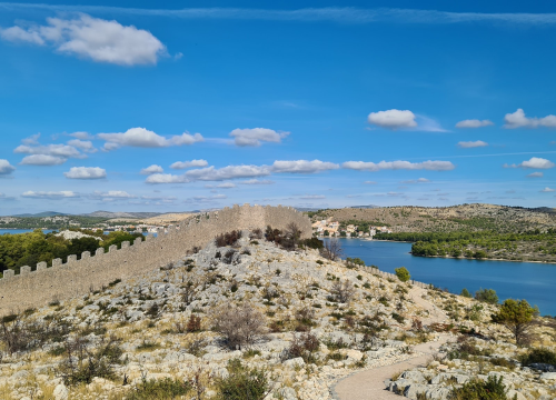 Fotografija 1 - Dalmatinski 'Kineski zid': Legenda burne povijesti bedema s poluotoka Oštrica kod Grebaštice