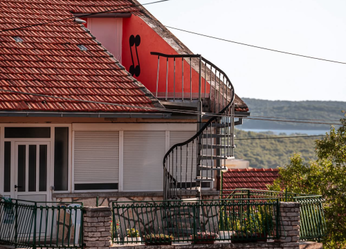 Fotografija 15 - Na brdu iznad Šibenika: Mažurice s pogledom na grad, mirom i zajedništvom