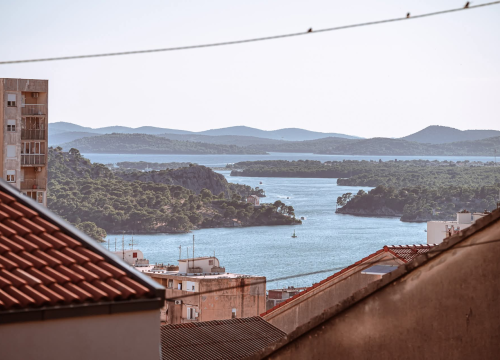 Fotografija 7 - Na brdu iznad Šibenika: Mažurice s pogledom na grad, mirom i zajedništvom