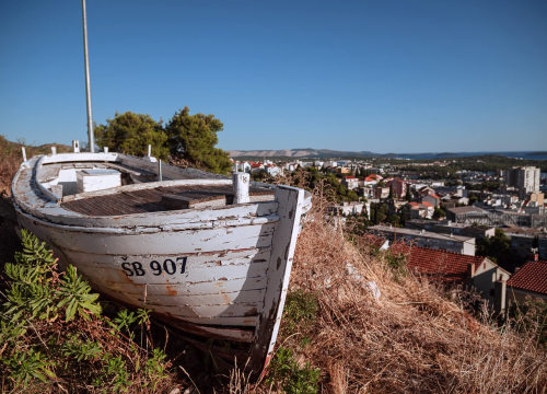 Fotografija 13 - Na brdu iznad Šibenika: Mažurice s pogledom na grad, mirom i zajedništvom