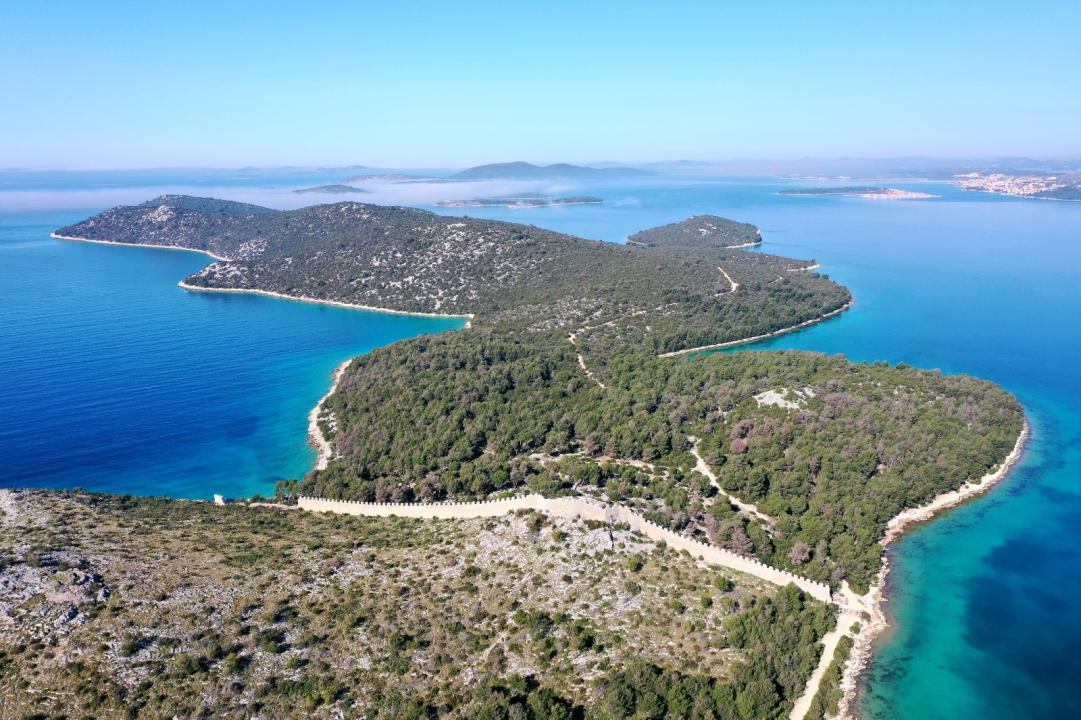 Dalmatinski 'Kineski zid': Legenda burne povijesti bedema s poluotoka Oštrica kod Grebaštice