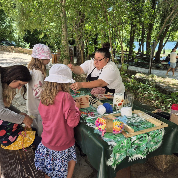 Tradicijsko tkanje i vretenci oduševili posjetitelje NP Krka