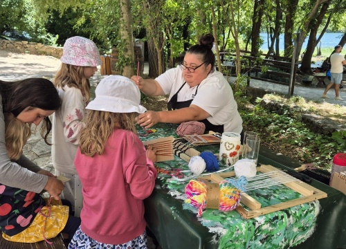 Fotografija 6 - Tradicijsko tkanje i vretenci oduševili posjetitelje NP Krka