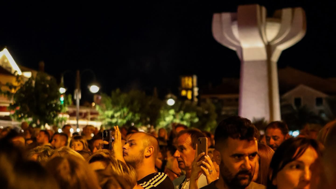 Vodička riva sinoć postala plesni podij uz Dražena Zečića: More domaćih i stranih gostiju pjevalo u glas