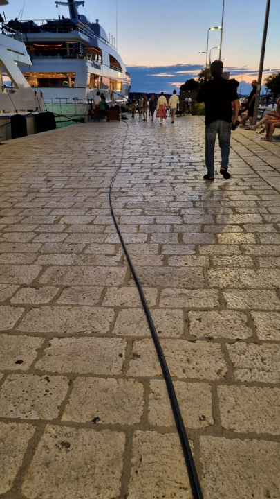 Sramotne scene na šibenskoj rivi: Kante prepune smeća, nepropisno parkirani motori