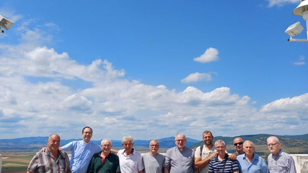 Članovi šibenske Bratovštine sv. Jakova hodočastili u Udbinu - ključno mjesto sjećanja povijesti i stradanja