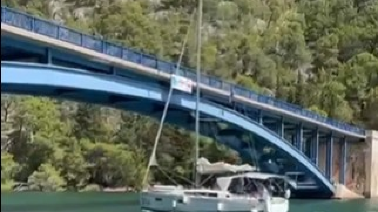 Drama u Skradinu: Mađari pokušali proći jedrilicom ispod mosta i ostali bez jarbola