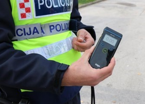 Vozio pod utjecajem alkohola i bez dozvole: Policija u Drnišu zaustavila 69-godišnjaka, vozilo imalo veće tehničke nedostatke