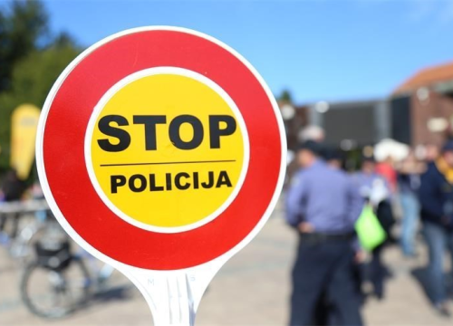 U Oklaju zatečen 66-godišnjak za volanom bez položenog vozačkog ispita
