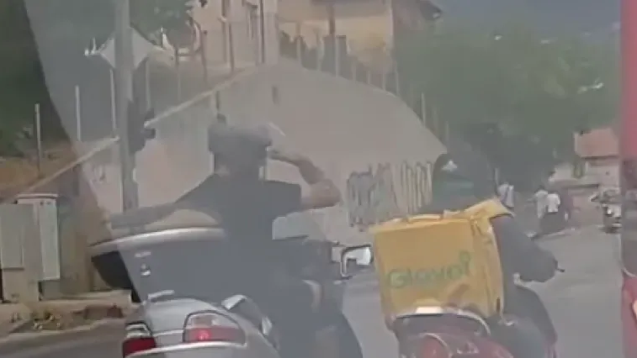 Vozač skutera iz čista mira nasrnuo na dostavljača