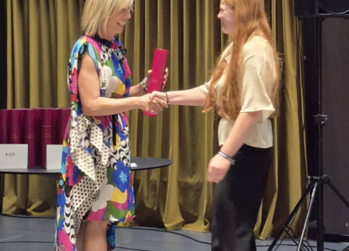 Fotografija 2 - Maturantima šibenske gimnazije dodijeljene svjedodžbe i potvrde o položenoj maturi