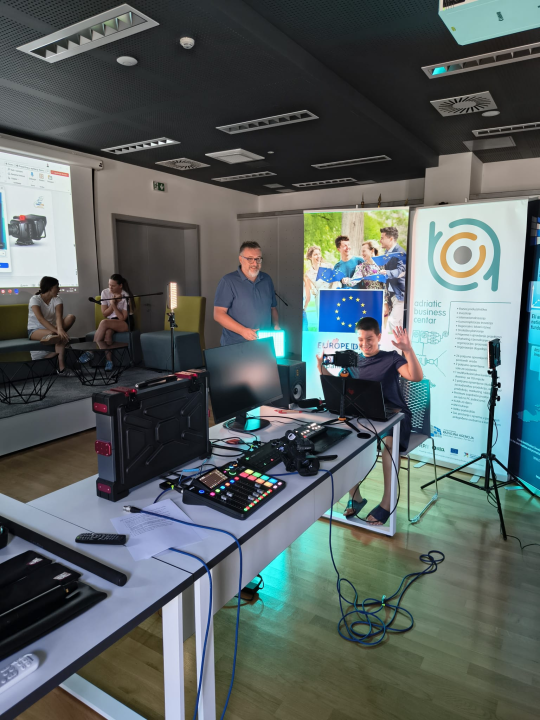 Radionica o snimanju vlastitog podcasta oduševila djecu od 12 do 15 godina