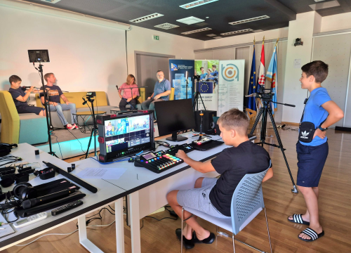 Radionica o snimanju vlastitog podcasta oduševila djecu od 12 do 15 godina