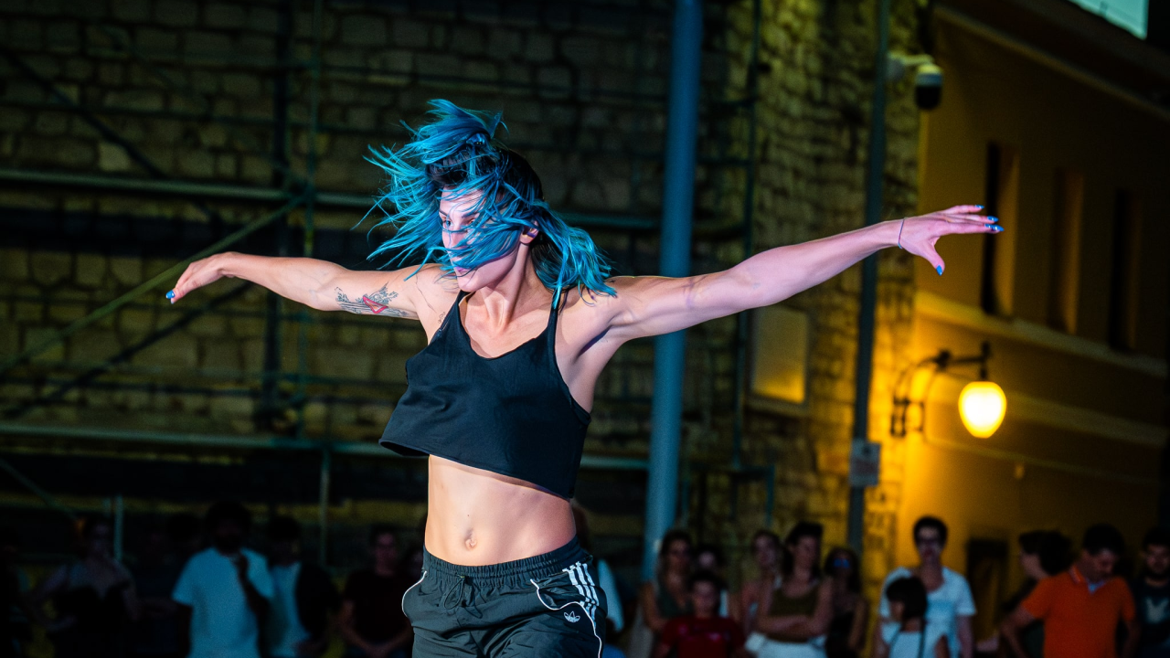 Večer kontrasta na Šibenik Dance Festivalu: Dva prostora, dva svijeta i ista snaga plesa