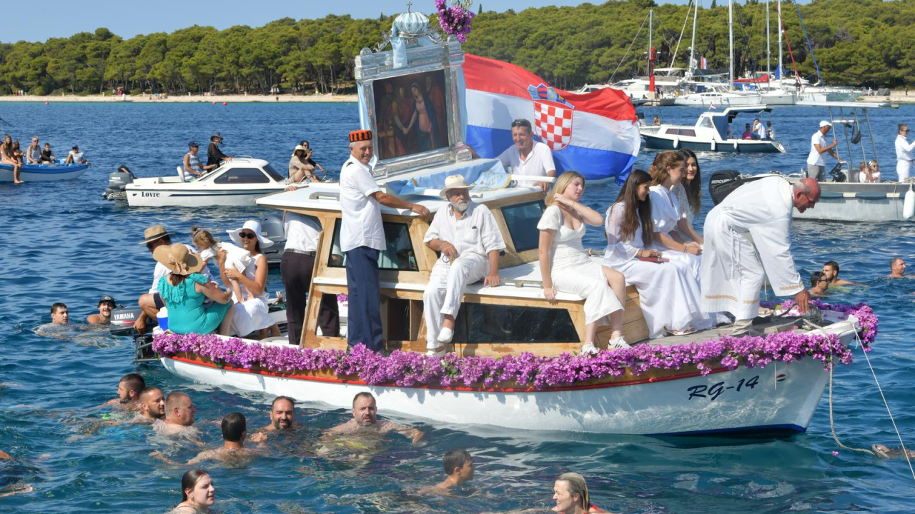 Povratak Gospine slike u Rogoznici ispratili plivači i brodovi