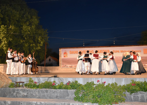Fotografija 11 - Održana 24. večer folklora u Mirloviću povodom blagdana sv. Jakova