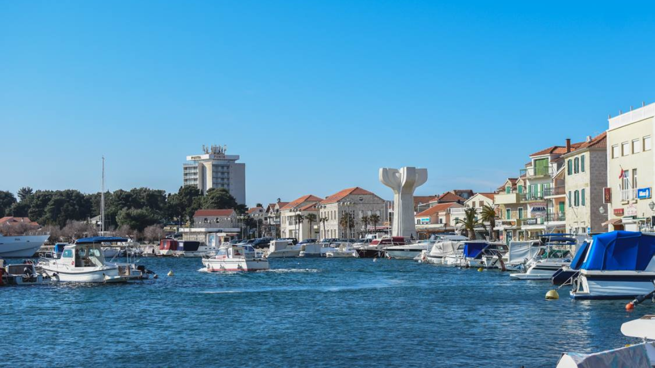 Kazališna večer koju ne smijete propustiti: 'Čovječe, ne ljubi se' u đardinu!