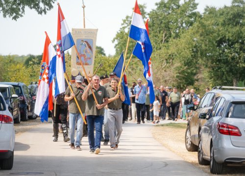 Fotografija 13 - Svečano obilježen Spomendan na poginule branitelje i 142. obljetnica Općine Promina