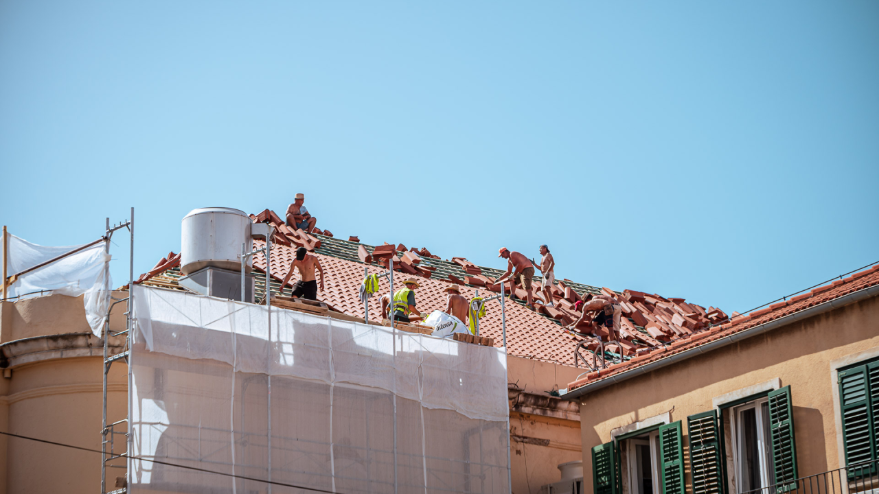 Na suncu i sparini, prije najavljene kiše, radnici postavljaju novo krovište na zgradi šibenskog kazališta