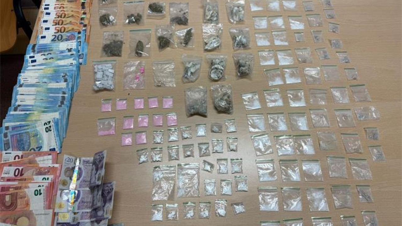 Policija kod dvojice Britanaca u Tisnom pronašla cijeli asortiman droga, oduzeta im i veća količina novca