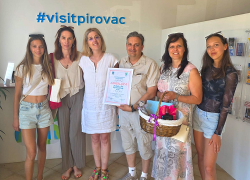 Fotografija 1 - Lijepa praksa zahvalnosti: TZ Općine Pirovac nagradila još jednu obitelj