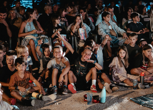 Fotografija 9 - Otočna premijera 'Bumbarovog ljeta': Film sniman na Zlarinu oduševio publiku na plaži Vila