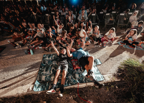 Fotografija 11 - Otočna premijera 'Bumbarovog ljeta': Film sniman na Zlarinu oduševio publiku na plaži Vila