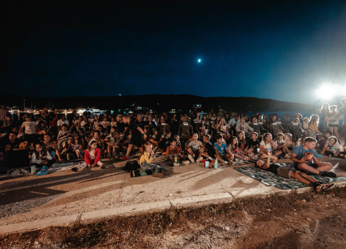 Fotografija 2 - Otočna premijera 'Bumbarovog ljeta': Film sniman na Zlarinu oduševio publiku na plaži Vila