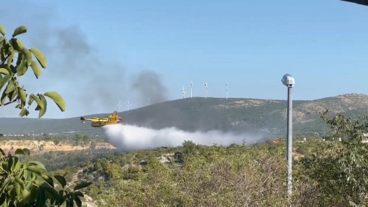 Oko 17 sati buknuo požar u Konjevratima. Brzom reakcijom vatrogasaca i kanadera stavljen pod kontrolu