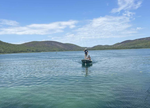Fotografija 5 - Misa i molitva u srcu Krke: Proslava Gospe od Anđela na Visovcu okupila brojne vjernike