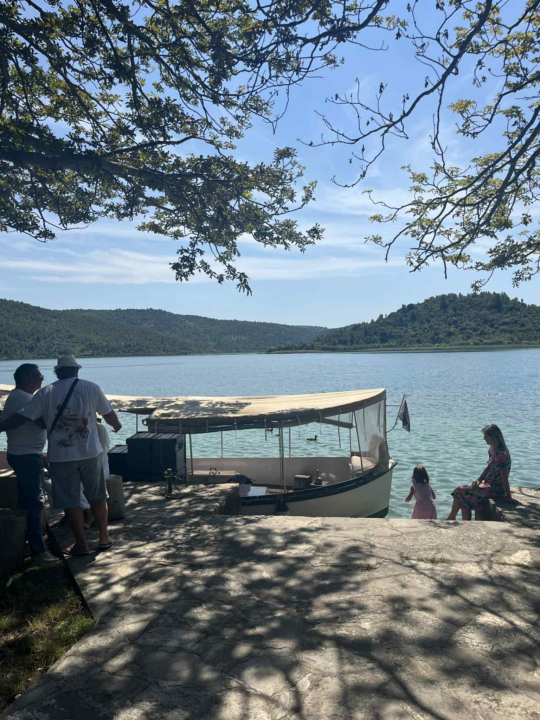 Misa i molitva u srcu Krke: Proslava Gospe od Anđela na Visovcu okupila brojne vjernike