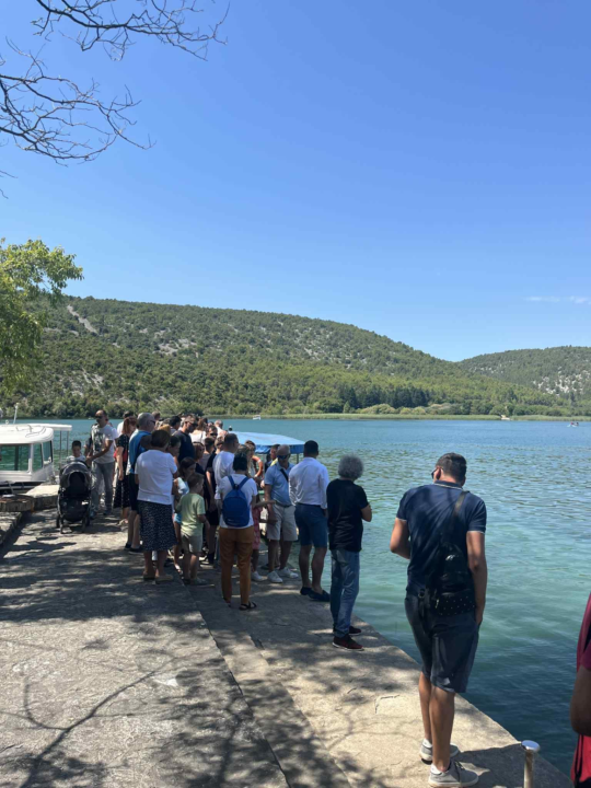 Misa i molitva u srcu Krke: Proslava Gospe od Anđela na Visovcu okupila brojne vjernike