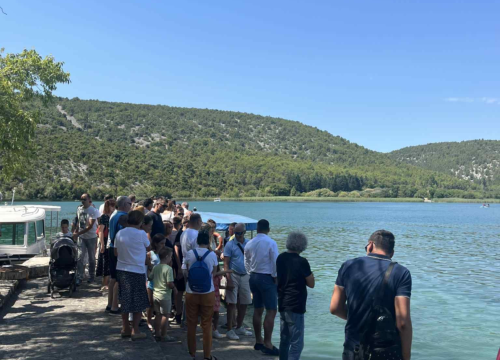 Fotografija 7 - Misa i molitva u srcu Krke: Proslava Gospe od Anđela na Visovcu okupila brojne vjernike