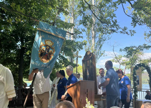 Fotografija 3 - Misa i molitva u srcu Krke: Proslava Gospe od Anđela na Visovcu okupila brojne vjernike