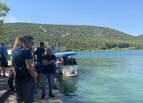 Fotografija 1 - Misa i molitva u srcu Krke: Proslava Gospe od Anđela na Visovcu okupila brojne vjernike