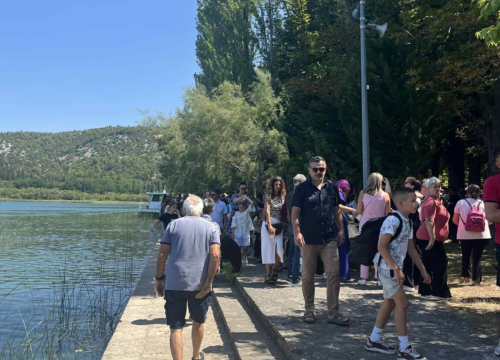 Fotografija 8 - Misa i molitva u srcu Krke: Proslava Gospe od Anđela na Visovcu okupila brojne vjernike