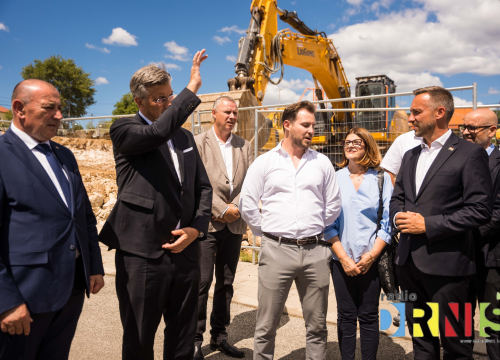Fotografija 8 - Andrej Planković u Drnišu obišao gradilište Centra za starije osobe