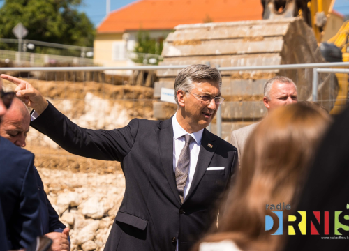 Fotografija 2 - Andrej Planković u Drnišu obišao gradilište Centra za starije osobe