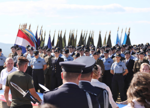 Fotografija 31 - Obilježavanje 30. obljetnice Oluje na Kninskoj tvrđavi i ulicama Knina