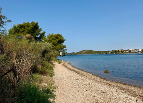 Fotografija 2 - Grebaštica dobila dvije plaže za pse: Sada vlasnici ljubimaca mogu bezbrižno uživati u moru