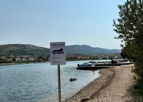 Fotografija 4 - Grebaštica dobila dvije plaže za pse: Sada vlasnici ljubimaca mogu bezbrižno uživati u moru