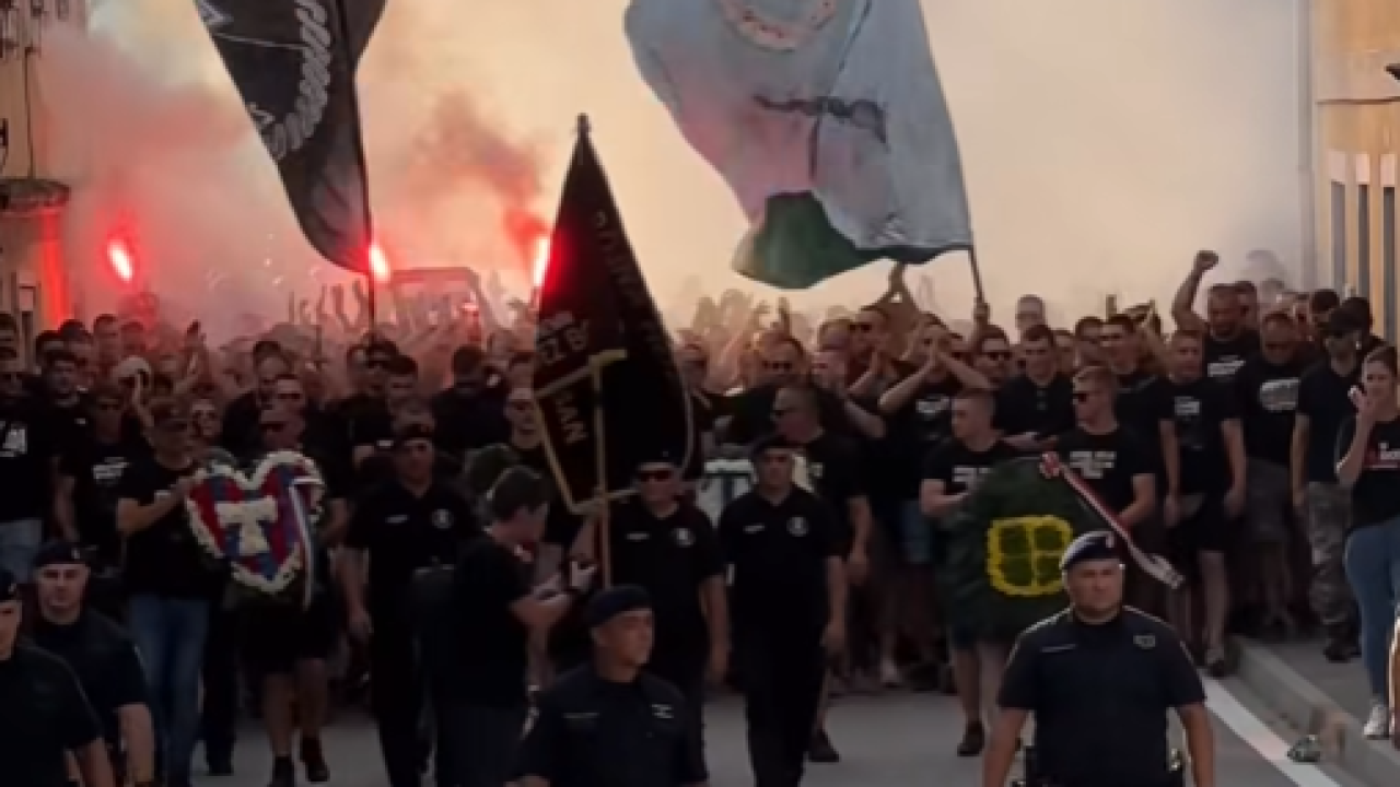 Pripadnici navijačkih skupina mimohodom u Kninu obilježili 30. godišnjicu VRO Oluja