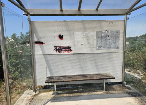 Fotografija 7 -  FOTO Vandali poharali Zaton, na meti česma, prometni znakovi, autobusna stajališta...