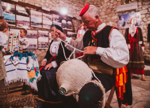 Fotografija 7 - FOTO Jezera spremna za spektakl: Ne propustite Ribarsku feštu uz Crvenu jabuku i dalmatinske okuse!